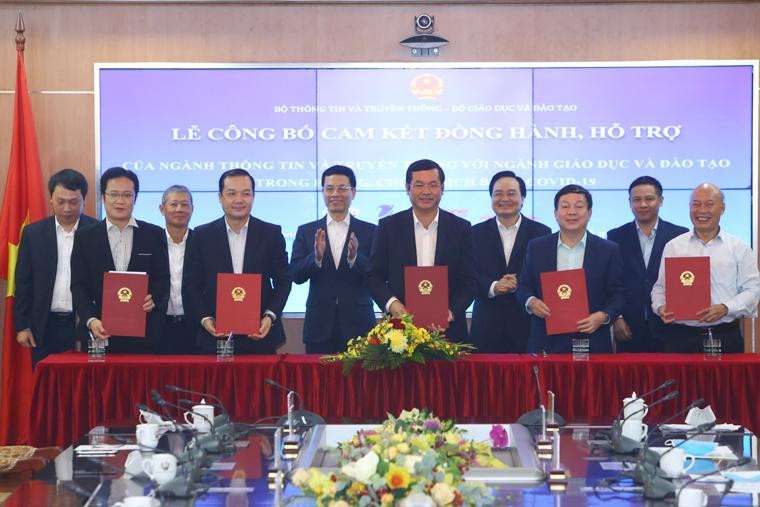 Các đại biểu chứng kiến lễ ký kết