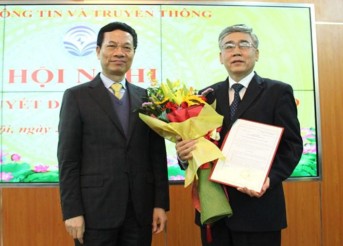 Bộ trưởng Nguyễn Mạnh Hùng trao quyết định bổ nhiệm Cục trưởng Cục Bưu điện Trung ương cho ông Nguyễn Thanh Hải