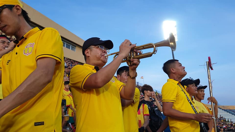 . “Cầu thủ số 12” lại bền bỉ trên khán đài suốt cả 90, không quản mưa nắng, rất hiếm tại V.League. Ảnh Hội CĐV.