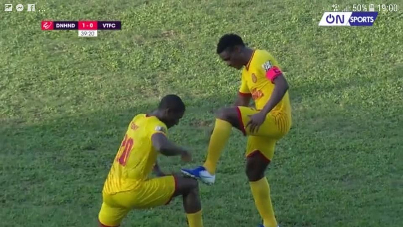 Văn Phú và Emmanuel Tony đều sử dụng lối đá phá sức hàng công đối phương bằng các pha vào bóng va đập mạnh trên không. Ảnh màn hình