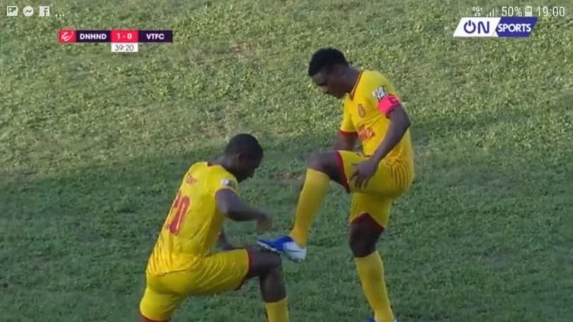 Văn Phú và Emmanuel Tony đều sử dụng lối đá phá sức hàng công đối phương bằng các pha vào bóng va đập mạnh trên không. Ảnh màn hình