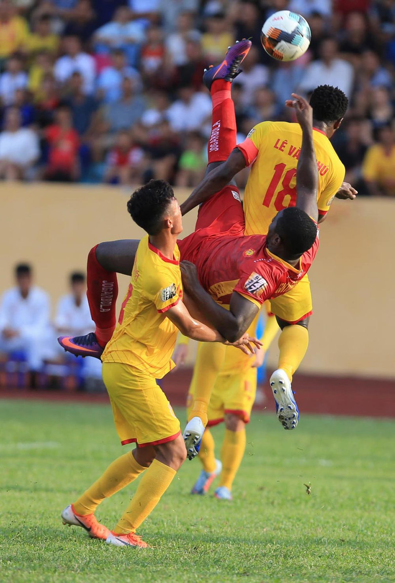 Đội trưởng Lê Văn Phú là nút chặn quan trọng để Nam Định có điểm trên sân khách. Ảnh VPF