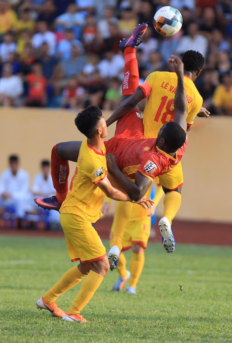 Đội trưởng Lê Văn Phú là nút chặn quan trọng để Nam Định có điểm trên sân khách. Ảnh VPF