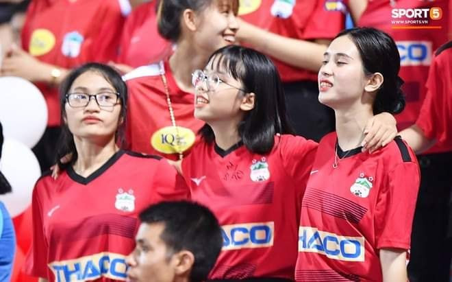 CĐV HAGL đang có chuỗi 7 trận không được hưởng niềm vui chiến thắng. Ảnh VietTimes.