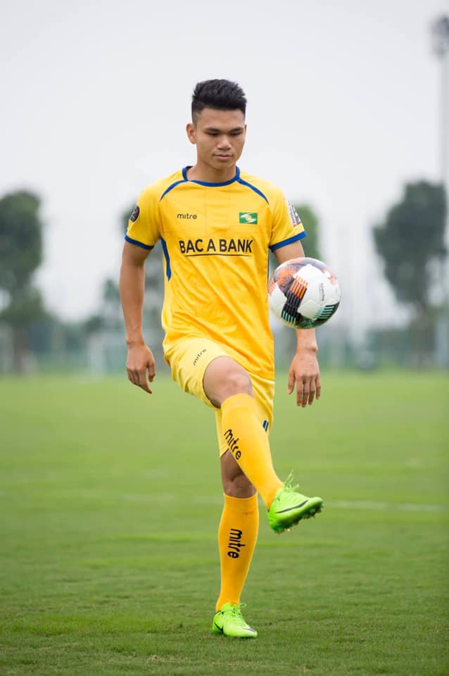 Xuân Mạnh sẽ trám vào vị trí hậu vệ phải của Đình Hoàng (nghỉ do nhận 3 TV). Ảnh VPF