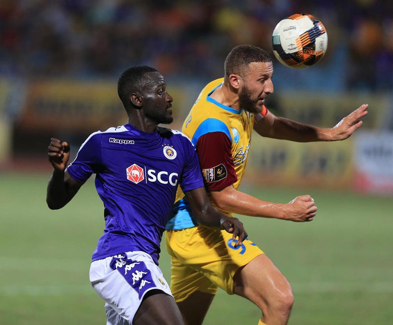 Hà Nội "vào cua" trên sân Thống Nhất. Ảnh VPF. Hà Nội