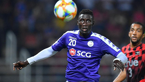 Pape Oma của Hà Nội là tiền đạo đang đạt phong độ ghi bàn tốt nhất V-League với 5 bàn thắng sau 4 trận lượt về. Ảnh VPF.