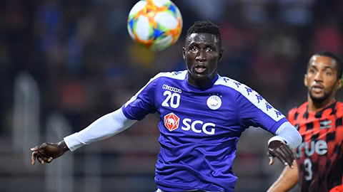 Pape Oma của Hà Nội là tiền đạo đang đạt phong độ ghi bàn tốt nhất V-League với 5 bàn thắng sau 4 trận lượt về. Ảnh VPF.