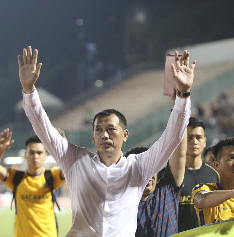 Sức ép chiến thắng đè nặng lên vai HLV Đức Thắng. Ảnh CĐV SLNA>