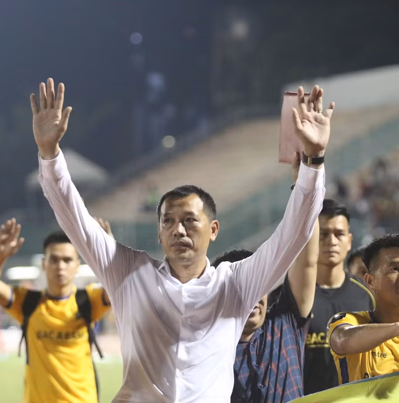 Sức ép chiến thắng đè nặng lên vai HLV Đức Thắng. Ảnh CĐV SLNA>