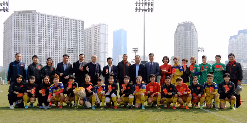 Ông Mai Đức Chung và các cô gái Vàng sẽ bay đi Hàn quốc đá vòng loại thứ 3 ấp ủ giấc mơ dự Olympic. Ảnh VFF