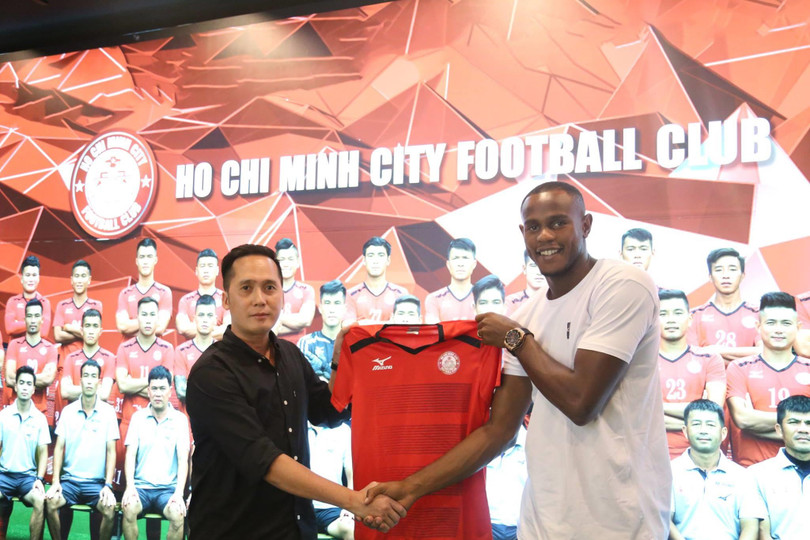 Việc bầu Thanh xuất hiện trên khán đài sân Thống Nhất dấy lên nguồn tin Joel Vinicius sẽ về sân Vinh (ảnh CLB TPHCM) Việc bầu Thanh xuất hiện trên khán đài sân Thống Nhất dấy lên nguồn tin Joel Vinicius sẽ về sân Vinh (ảnh CLB TPHCM)