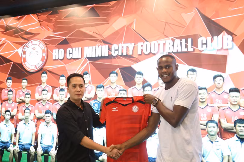 Việc bầu Thanh xuất hiện trên khán đài sân Thống Nhất dấy lên nguồn tin Joel Vinicius sẽ về sân Vinh (ảnh CLB TPHCM)