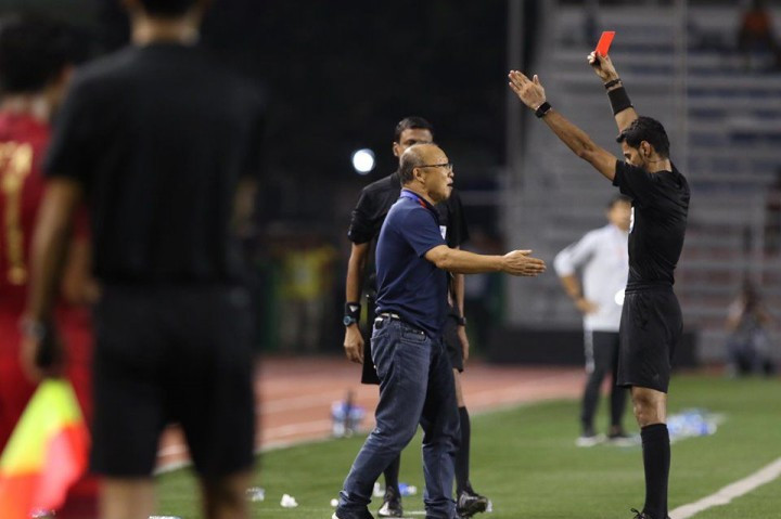 Truyền thông Thái Lan đã “thay mặt AFC” chuyển án phát cấm chỉ đạo bốn trận giao hữu quốc tế, sau lại chuyển sang bốn trận AFF Cup (!?). Ảnh AFC