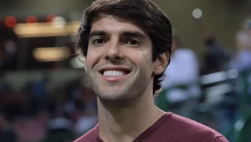 Khuôn mặt, nụ cười và dáng đi lịch lãm của anh đã hút hồn không biết bao quý bà nhưng anh lại là người đàn ông của gia đình. Ảnh AC