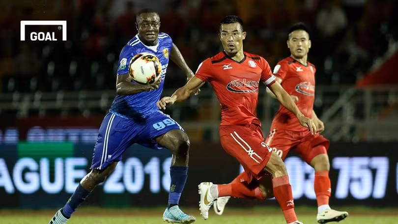 Tưởng như tuổi 34, Nguyễn Trung Đại Dương sẽ nói lời chia tay với V.League, có chăng là đá hạng nhất với tư cách cầu thủ nhập tịch thì B.Bình Dương lại giang tay đón tiền đạo cao 1,89m này. Ảnh Goal.