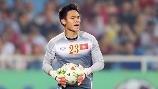 Nguyên Mạnh của SLNA mùa trước cũng có tỷ lệ thành công cao nhưng độ khó thì thấp hơn do 2 trung vệ Văn Khánh, D. Memovic không cho đối phương nhiều khoảng trống. Ảnh VPF