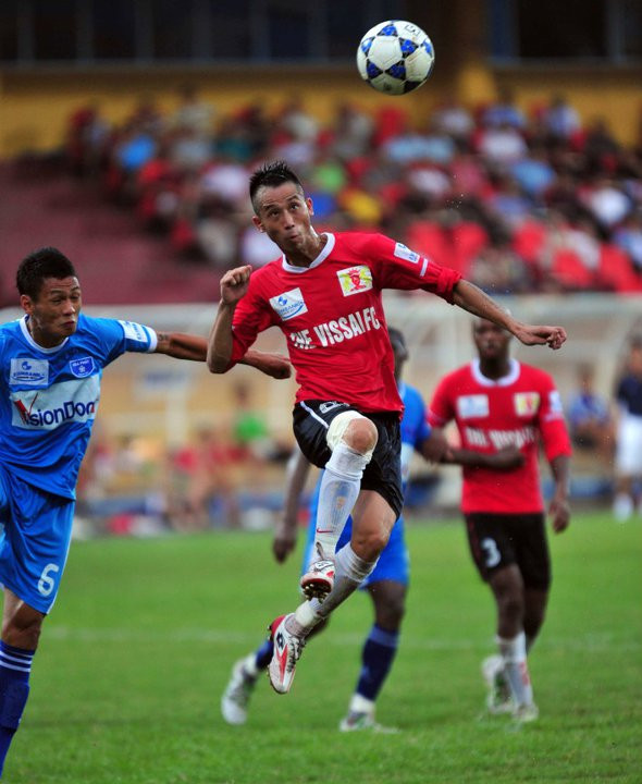 HLV Nguyễn Văn Sỹ của V. Ninh Bình tỏ ra tiếc nuối khi nhắc đến Như Thành: “Về trình độ chuyên môn, nhiều trung vệ ngoại cũng chưa theo kịp Như Thành. Tôi không hiểu sao Thành lại vướng vào nhiều rắc rối đời tư đến thế”. Ảnh GBNV HLV Nguyễn Văn Sỹ của V. Ninh Bình tỏ ra tiếc nuối khi nhắc đến Như Thành: “Về trình độ chuyên môn, nhiều trung vệ ngoại cũng chưa theo kịp Như Thành. Tôi không hiểu sao Thành lại vướng vào nhiều rắc rối đời tư đến thế”. Ảnh GBNV