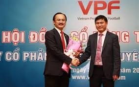 Đốt đuốc giữa ban ngày thì người ta cũng không thể tìm được quan chức cấp CLB đủ tầm ngồi ghế nóng như bầu Thắng. Ảnh LAFC