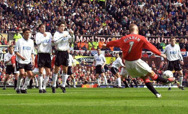 David Beckham bắt đầu khiến cả thế giới chú ý sau khi ghi bàn thắng táo bạo từ giữa sân vào lưới Wimbledon năm 1996. Ảnh MU David Beckham bắt đầu khiến cả thế giới chú ý sau khi ghi bàn thắng táo bạo từ giữa sân vào lưới Wimbledon năm 1996. Ảnh MU