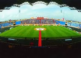 Khán giả đến sân ngày một đông hơn. Ảnh NĐFC