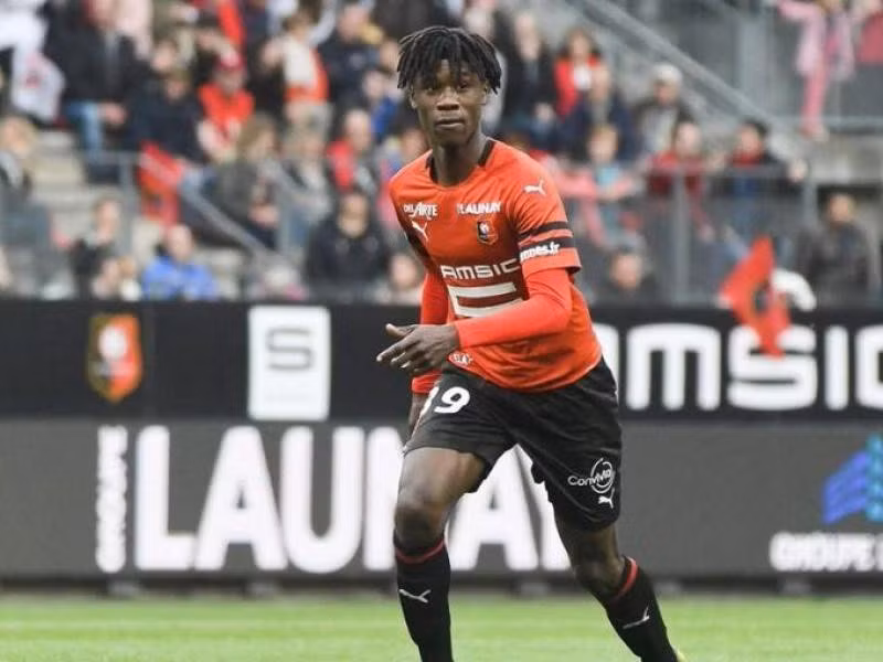 Nếu "Los Blancos" mua Camavinga chí ít anh sẽ phục vụ đội bóng Hoàng gia 10-12 năm. Ảnh Rennes