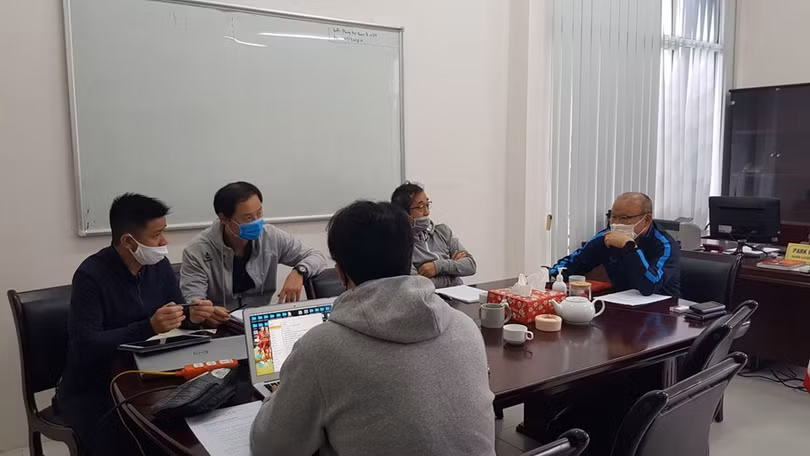 Ông Park họp bàn chiến thuật với các cộng sự (ảnh VTV)
