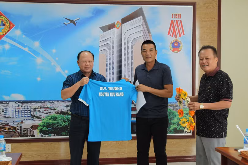 HLV Hữu Đang (ở giữa) với sứ mệnh "giải khát" cho XSKT.Cần Thơ bằng tấm vé lên V.League 2021. Ảnh Báo Cần Thở