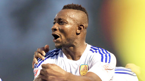 12 năm, chơi cho 11 CLB, anh đã trở thành cầu thủ chơi cho nhiều đội bóng nhất. Ảnh VPF