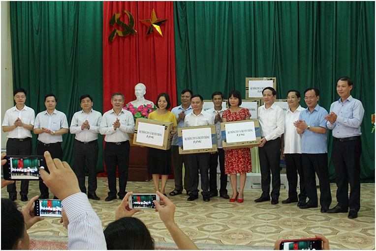 Thứ trưởng Phạm Anh Tuấn tặng quà cho 5 phân hiệu trường Bình Thành