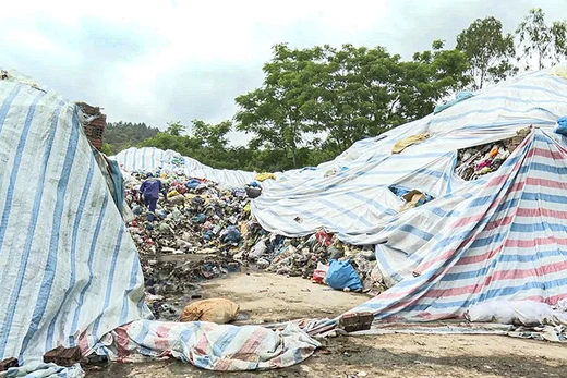 Bãi tập kết tạm thời do nhà máy rác dừng hoạt động đang là mối lo ô nhiễm cho các xã vùng nông thôn của Đà Nẵng.