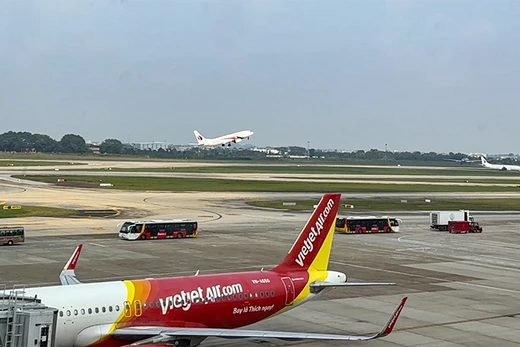 Từ 17/2 - 24/2 (tức từ mùng 1 đến mùng 6 Tết Bính Ngọ), nhiều chuyến bay đến và đi tại sân bay Đà Nẵng bị ảnh hưởng trực tiếp, xáo trộn lịch trình, tiềm ẩn nguy cơ mất an toàn hàng không do flycam xâm nhập khu vực cấm bay và hành lang cất/hạ cánh.