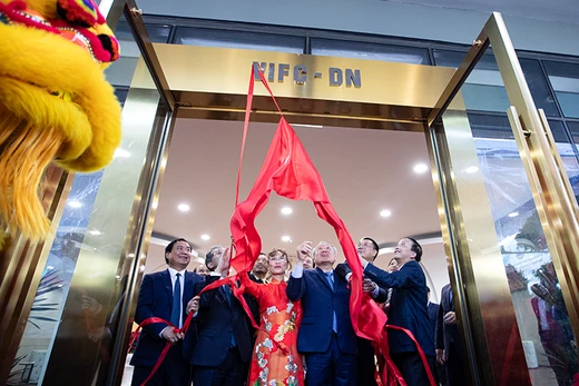 Phó Thủ tướng Thường trực Nguyễn Hòa Bình, Chủ tịch Hội đồng điều hành Trung tâm, cùng lãnh đạo Quốc hội, các bộ ngành Trung ương, tổ chức tài chính quốc tế và tập đoàn trong - ngoài nước tại lễ khai trương Trung tâm Tài chính quốc tế Việt Nam tại TP Đà Nẵng.