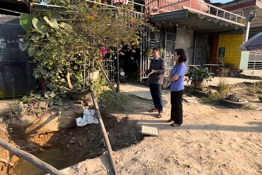 Viện KSND khu vực 4 kiểm tra hiện trường, xác minh vụ việc có dấu hiệu xâm phạm lợi ích công lĩnh vực môi trường liên quan đến dự án cải tạo, nâng cấp Quốc lộ 14B đoạn qua xã Hòa Tiến, thành phố Đà Nẵng.