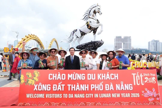 Lễ đón du khách đầu tiên đến Đà Nẵng trong ngày Mùng 1 Tết Bính Ngọ 2026 tại điểm checkin linh vật Kim Mã 4.0