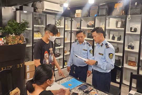 Lực lượng quản lý thị trường đã tiến hành lập biên bản vi phạm hành chính, tạm giữ, niêm phong toàn bộ tang vật vi phạm tại cơ sở kinh doanh.