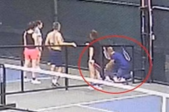 Bệnh nhân đột quỵ được camera ghi lại. Ảnh chụp từ clip.