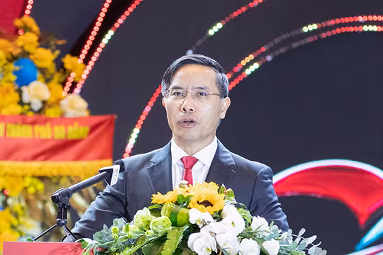 Ông Phạm Đức Ấn, Chủ tịch UBND TP Đà Nẵng phát biểu tại phiên khai mạc Đại hội lần thứ VIII của Hội Doanh nhân trẻ TP Đà Nẵng.