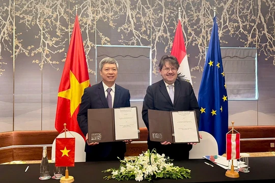 Phó Chủ tịch UBND TP Đà Nẵng Hồ Quang Bửu và đại diện Cơ quan Hợp tác và Phát triển Kinh tế AED Cộng hòa Áo ký kết bản ghi nhớ hợp tác về phát triển khoa học công nghệ, đổi mới sáng tạo và chuyển đổi số. Ảnh Danang.gov