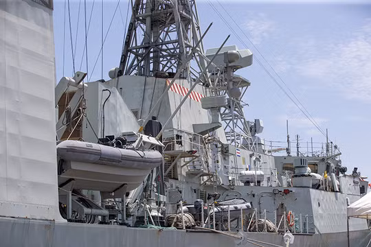 Tàu Hải quân Canada HMCS Charlottetown tại Cảng Tiên Sa, Đà Nẵng