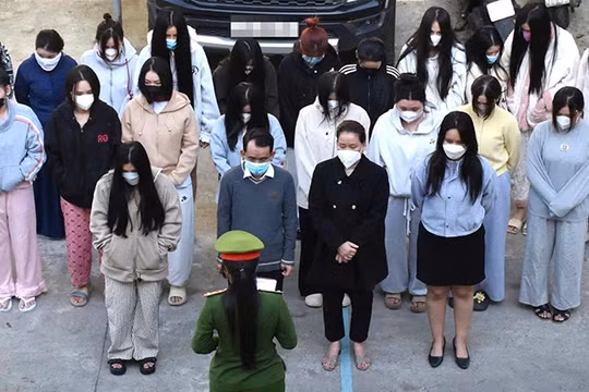 Người liên quan bị đưa về trụ sở công an để điều tra làm rõ.