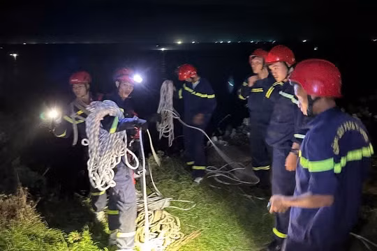 Lực lượng cứu hộ triển khai phương án cứu nạn nhân. Ảnh CAST.