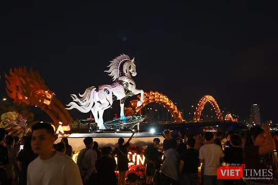 Kim Mã 4.0 thu hút người dân và du khách trong đêm 29 Tết Bính Ngọ 2026.