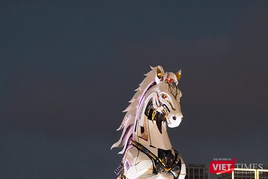 Linh vật Kim Mã 4.0 tại Đà Nẵng trong đêm Giao thừa Tết Bính Ngọ 2026