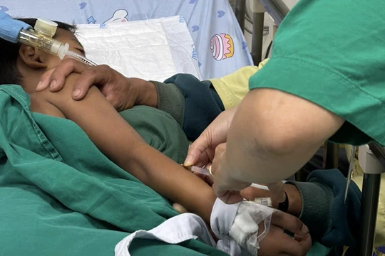 Các bác sĩ Bệnh viện Phụ sản - Nhi Đà Nẵng tiêm thuốc giải độc Botulism Antitoxin Heptavalent cho bệnh nhi.