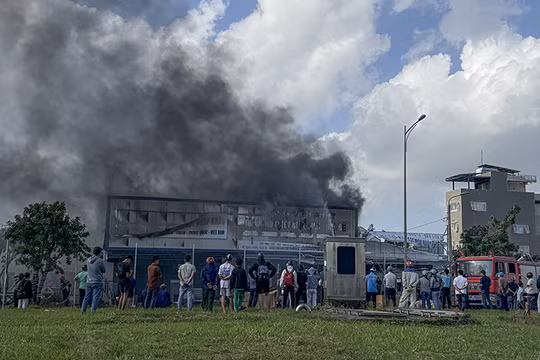 HIện trường vụ cháy cửa hàng vật liệu nội thất xây dựng trên đường 29/3, Hoà Xuân, Đà Nẵng.