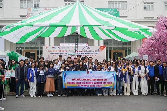 Hơn 1.000 lượt học sinh, sinh viên đến từ hơn 20 trường THPT, ĐH-CĐ trên địa bàn thành phố Đà Nẵng tham gia chương trình “Trải nghiệm văn hoá Hàn Quốc dành cho học sinh - sinh viên TP Đà Nẵng năm học 2025 - 2026” được tổ chức tại Đại học Đông Á.