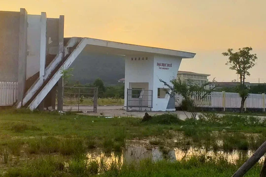 Sau 6 năm thực hiện, dự án đền bù giải phóng mặt bằng của Đại học Huế vẫn là bãi đất hoang và ngập nước mỗi khi có mưa.