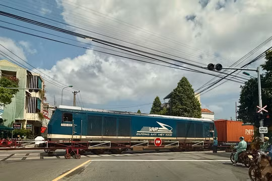 Gãy ray đường sắt đoạn qua đèo Hải Vân khiến tàu hàng AH1 bị trật bánh.