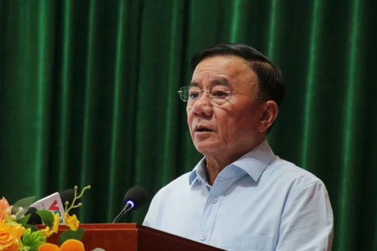 Ủy viên Bộ Chính trị, Thường trực Ban Bí thư Trần Cẩm Tú trả lời ý kiến cử tri tại buổi tiếp xúc cử tri thuộc đơn vị bầu cử số 1 (TP Đà Nẵng) diễn ra ngày 4/3.